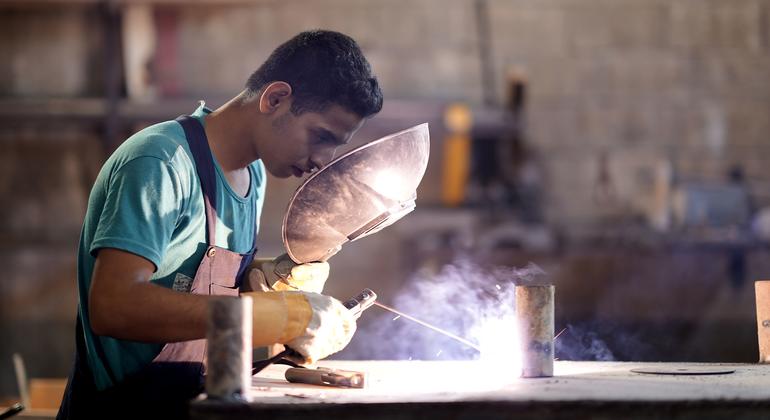 شاب أثناء مشاركته في تدريب وظيفي في لبنان.